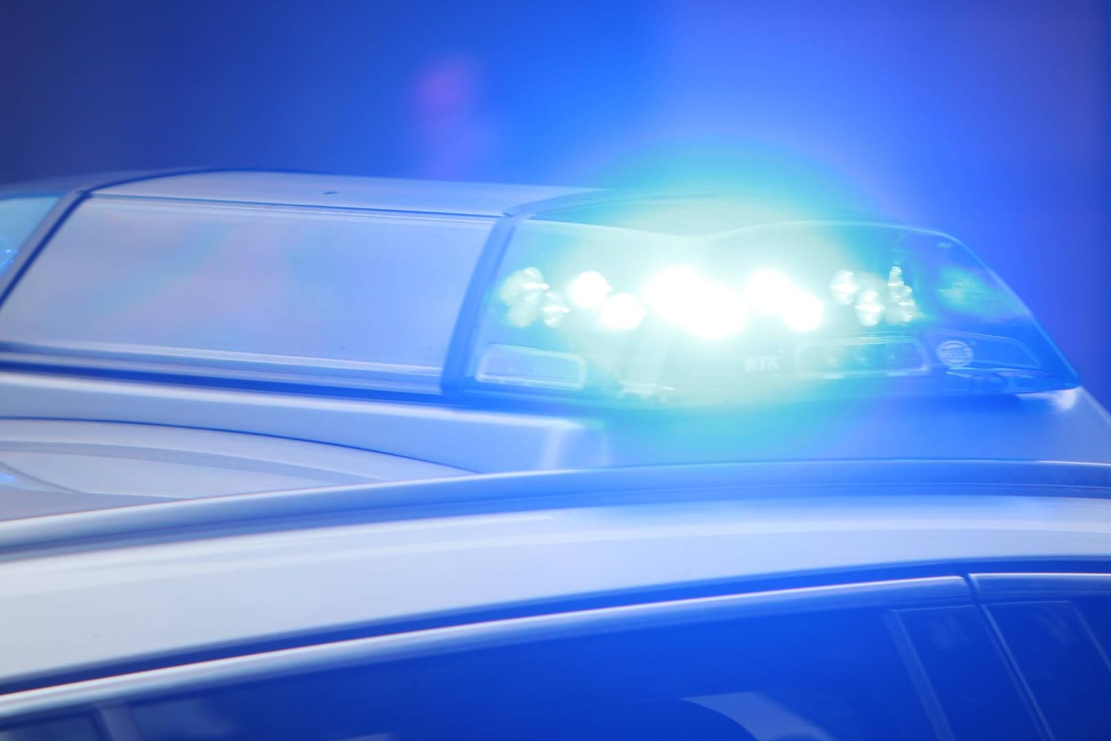 Einsatzwagen der Polizei mit eingeschaltetem Blaulicht (Symbolbild).