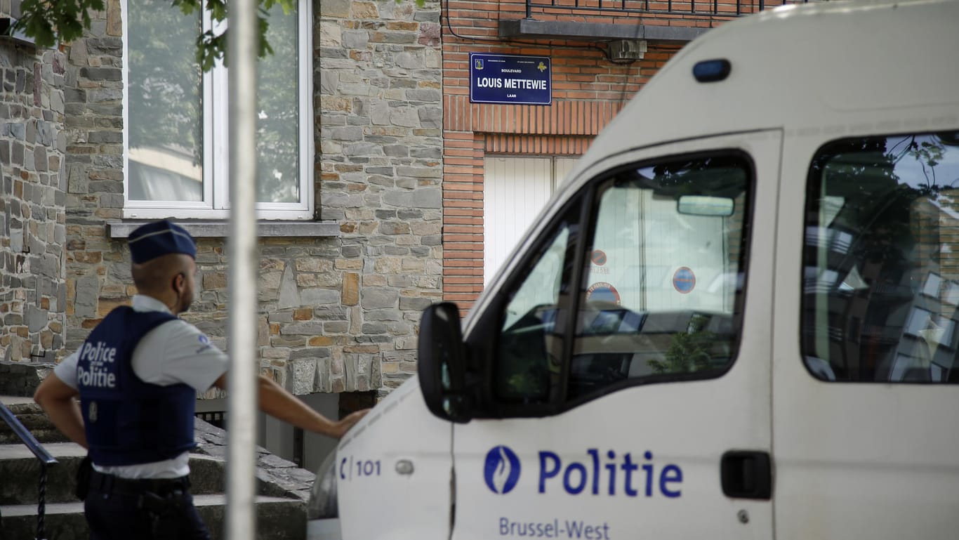 Die Durchsuchungen im Brüsseler Vorort Anderlecht seien mit einer Polizeiaktion bei Lille in Frankreich koordiniert gewesen, meldete der RTBF.