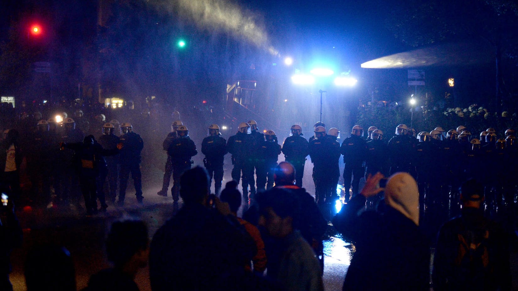 Wasserwerfer der Polizei in Hamburg