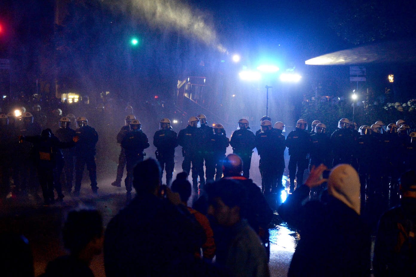 Wasserwerfer der Polizei in Hamburg