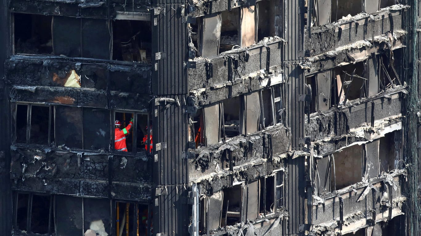 Feuerwehrmänner erklimmen die Überreste des niedergebrannten Londoner Grenfell Towers.