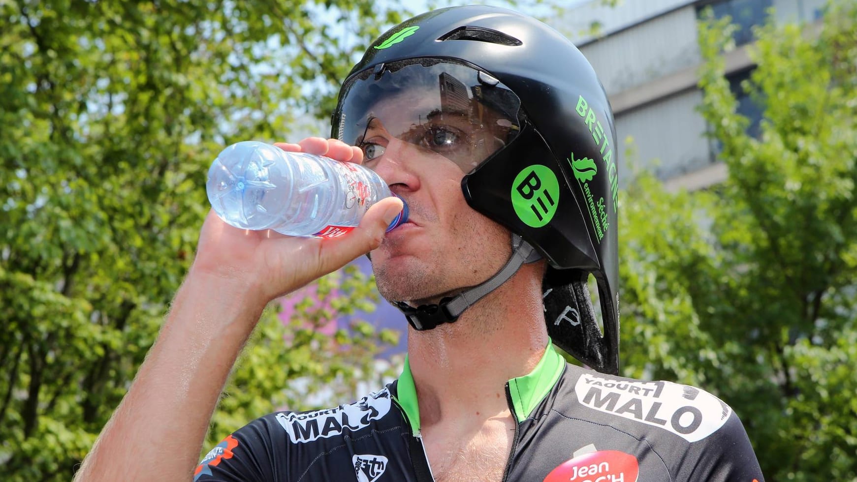 Bis zu neun Liter am Tag müssen die Radsportler, hier Pierre-Luc Perichon, konsumieren.