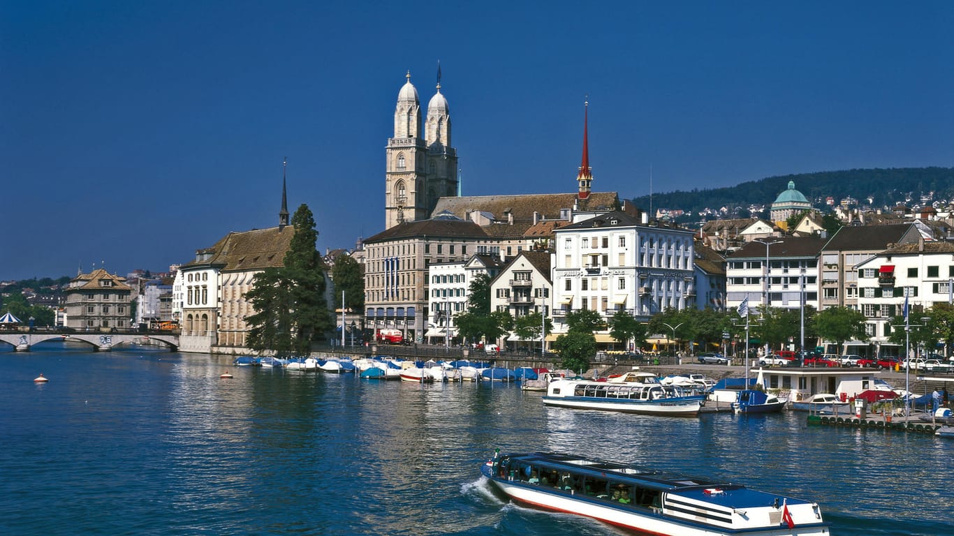 Jedes Jahr durchqueren tausende Schwimmer den Zürichsee.