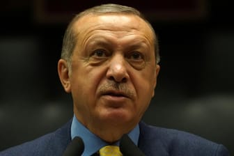 Der türkische Präsident hat im Vorfeld des G20-Gipfels seine "Nazi-Vorwürfe" gegenüber der deutschen Regierung verteidigt. Ein Grund nicht zum G20-Gipfel zu kommen, ist das jedoch nicht.