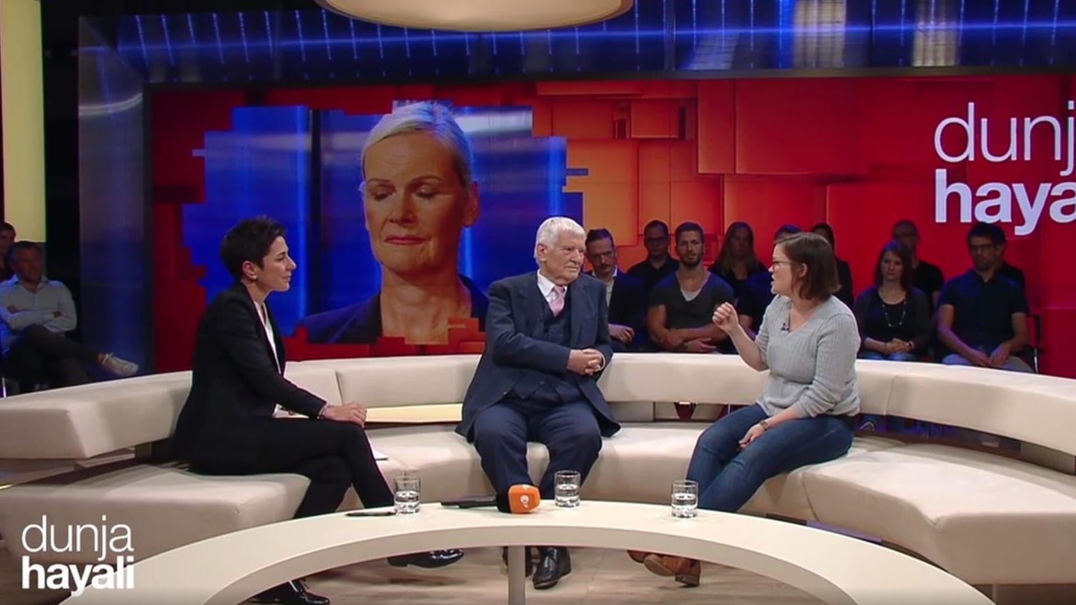 Emily Laquer (r.), Sprecherin der Interventionistischen Linken, Bundesinnenminister a.D. Otto Schily (SPD) und ZDF-Moderatorin Dunja Hayali.