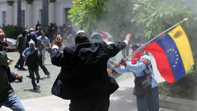 Der Abgeordnete Franco Casella versucht am 05.07.201 aus dem Parlament zu fliehen. Vor dem Regierungsgebäude herrschen kriegsähnliche Zustände.