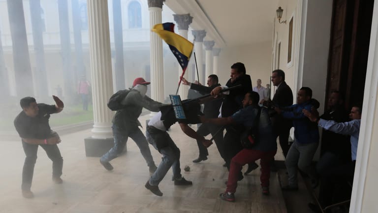 Eine Gruppe gewaltbereiter Männer hat das von der Opposition dominierte Parlament gestürmt. Mindestens drei Abgeordnete der Nationalversammlung wurde dabei verletzt.