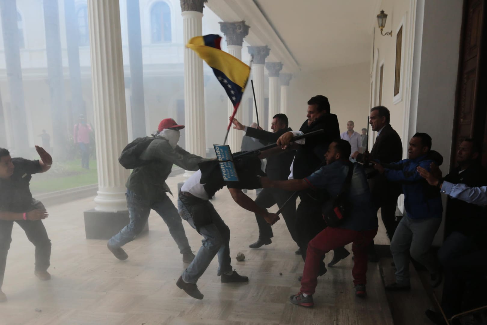 Eine Gruppe gewaltbereiter Männer hat das von der Opposition dominierte Parlament gestürmt. Mindestens drei Abgeordnete der Nationalversammlung wurde dabei verletzt.