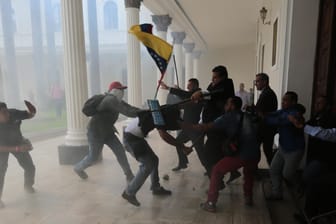 Eine Gruppe gewaltbereiter Männer hat das von der Opposition dominierte Parlament gestürmt. Mindestens drei Abgeordnete der Nationalversammlung wurde dabei verletzt.