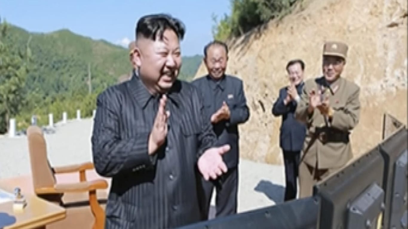 Nordkoreas Machthaber Kim Jong Un (M) applaudiert, nach einem angeblichen Start einer Interkontinentalrakete mit hoher Reichweite vom Typ Hwasong-14.