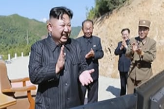 Nordkoreas Machthaber Kim Jong Un (M) applaudiert, nach einem angeblichen Start einer Interkontinentalrakete mit hoher Reichweite vom Typ Hwasong-14.