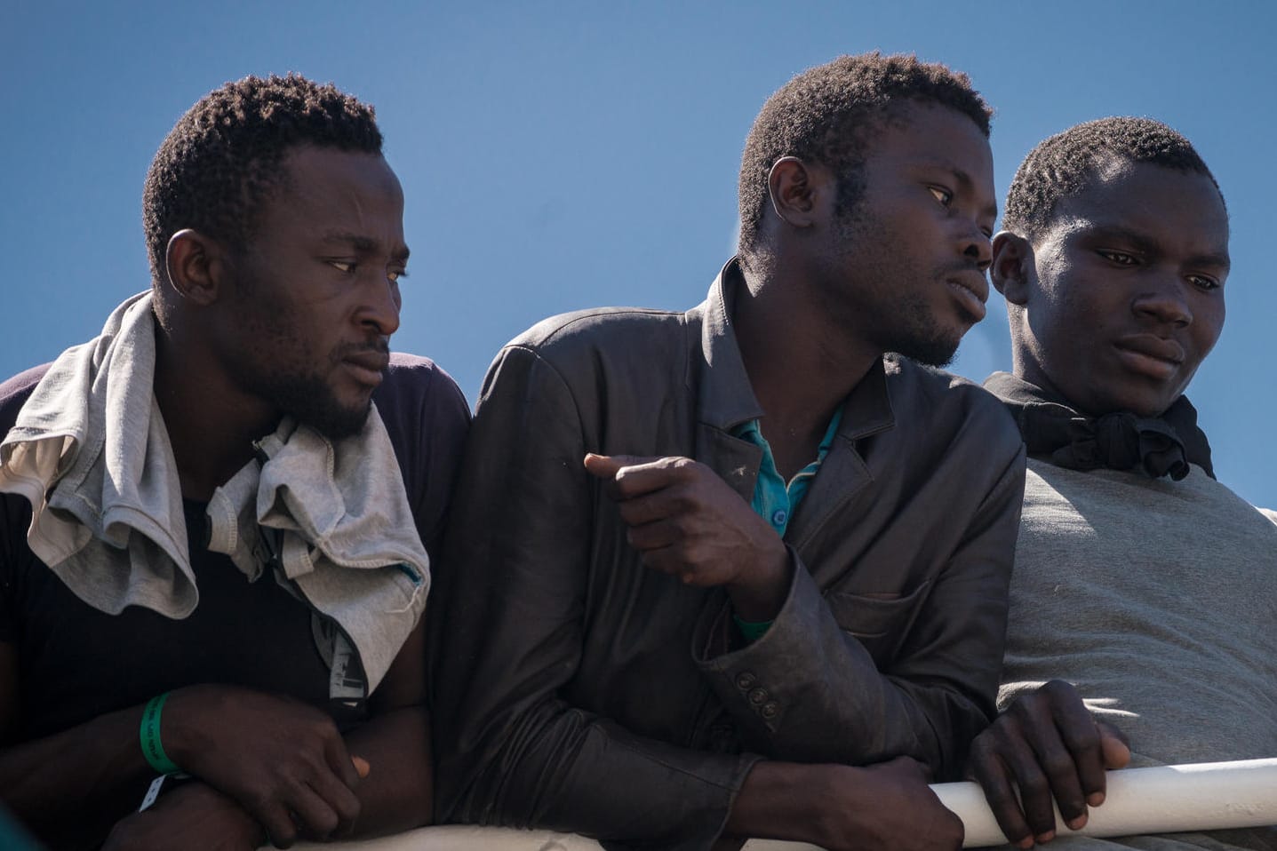 Tausende Flüchtlinge, darunter Schwangere und Babys, kommen mit Booten in die Häfen von Italien.