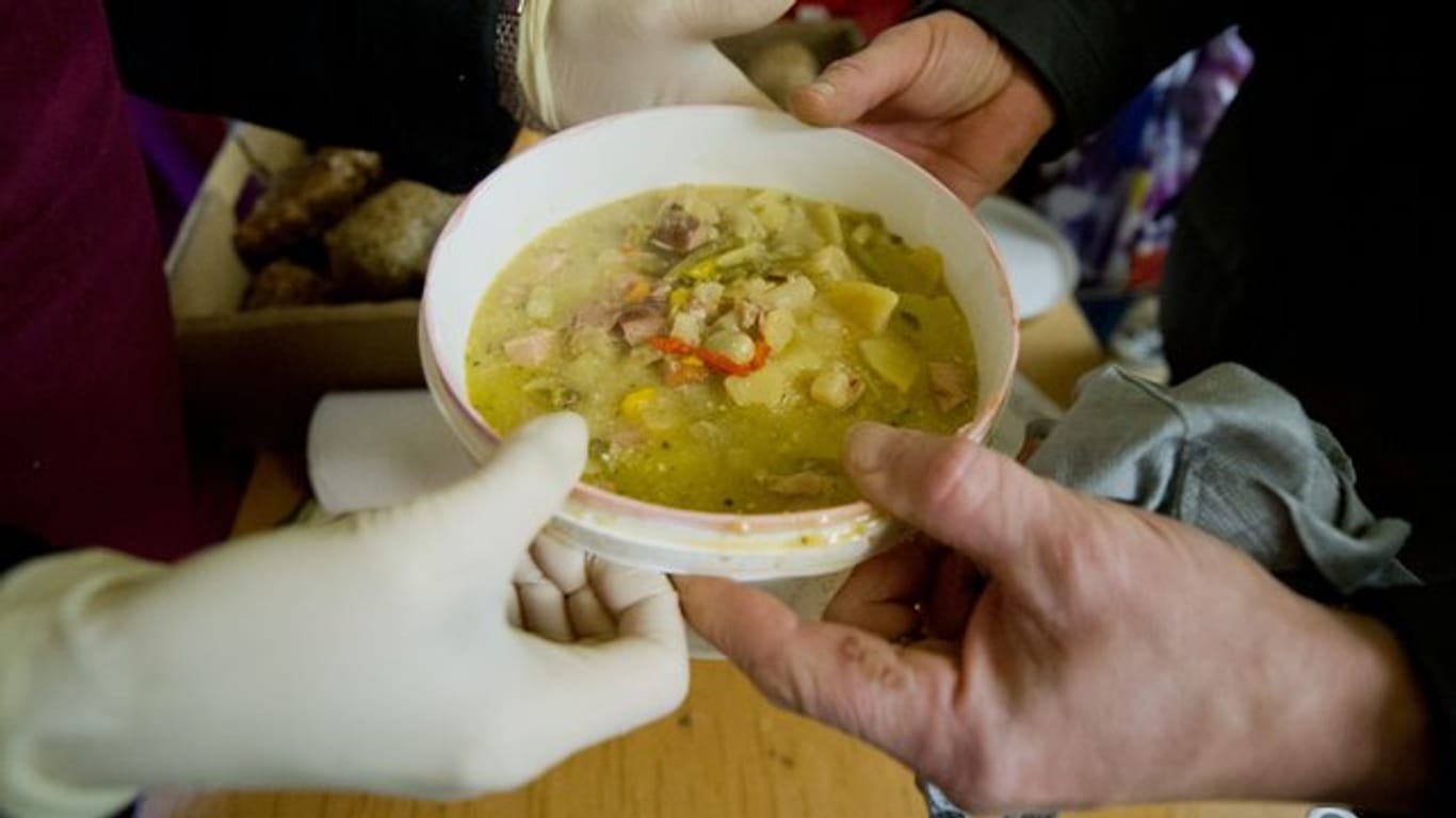 Eine warme Suppe wird an Bedürftige in einer Kirchengemeinde ausgegeben.