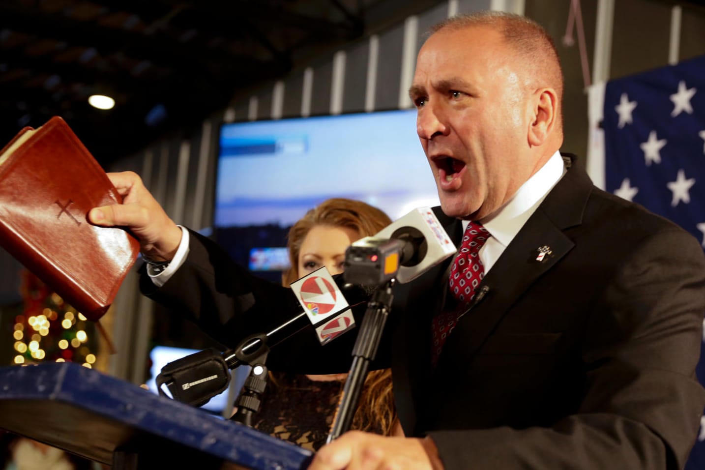 Der US-Republikaner Clay Higgins entschuldigte sich inzwischen für die Videobotschaft aus Auschwitz.