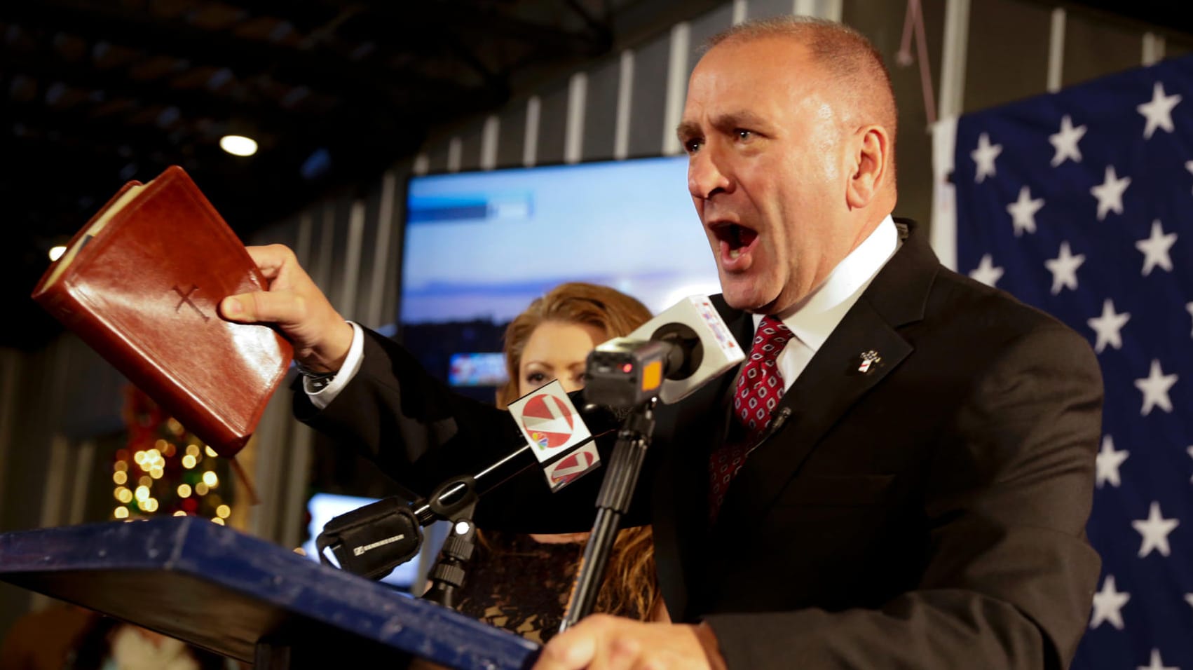 Der US-Republikaner Clay Higgins entschuldigte sich inzwischen für die Videobotschaft aus Auschwitz. Der US-Republikaner Clay Higgins entschuldigte sich inzwischen für die Videobotschaft aus Auschwitz.