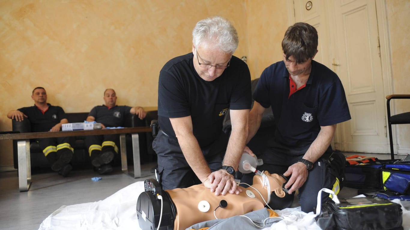 Herzdruckmassage und Defibrillator-Einsatz