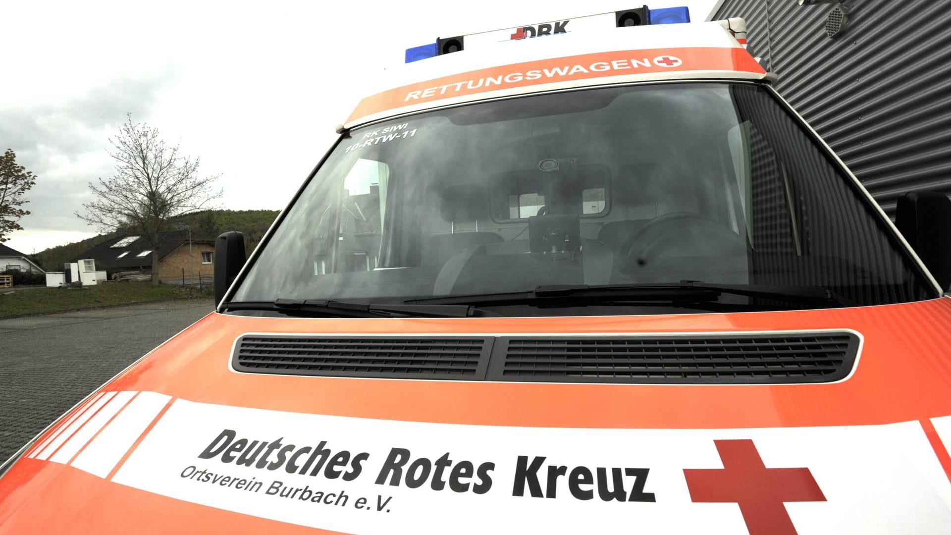 Verständigen Sie immer zuerst denn Rettungsdienst über die 112. Leiten Sie dann Erste Hilfe ein.