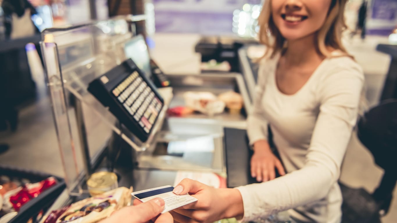 Kartenzahlung: Ob Sie Ihre EC-Karte mit Unterschrift oder PIN bestätigen müssen, können Verkäufer selbst festlegen.