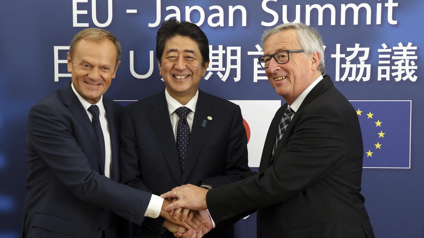 EU-Ratspräsident Donald Tusk (l), der japanische Ministerpräsidenten Shinzo Abe (M) und der Kommissionschef Jean-Claude Juncker (r) einigten sich in den Kernpunkten auf ein Freihandelsabkommen zwischen der EU und Japan.