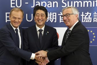 EU-Ratspräsident Donald Tusk (l), der japanische Ministerpräsidenten Shinzo Abe (M) und der Kommissionschef Jean-Claude Juncker (r) einigten sich in den Kernpunkten auf ein Freihandelsabkommen zwischen der EU und Japan.