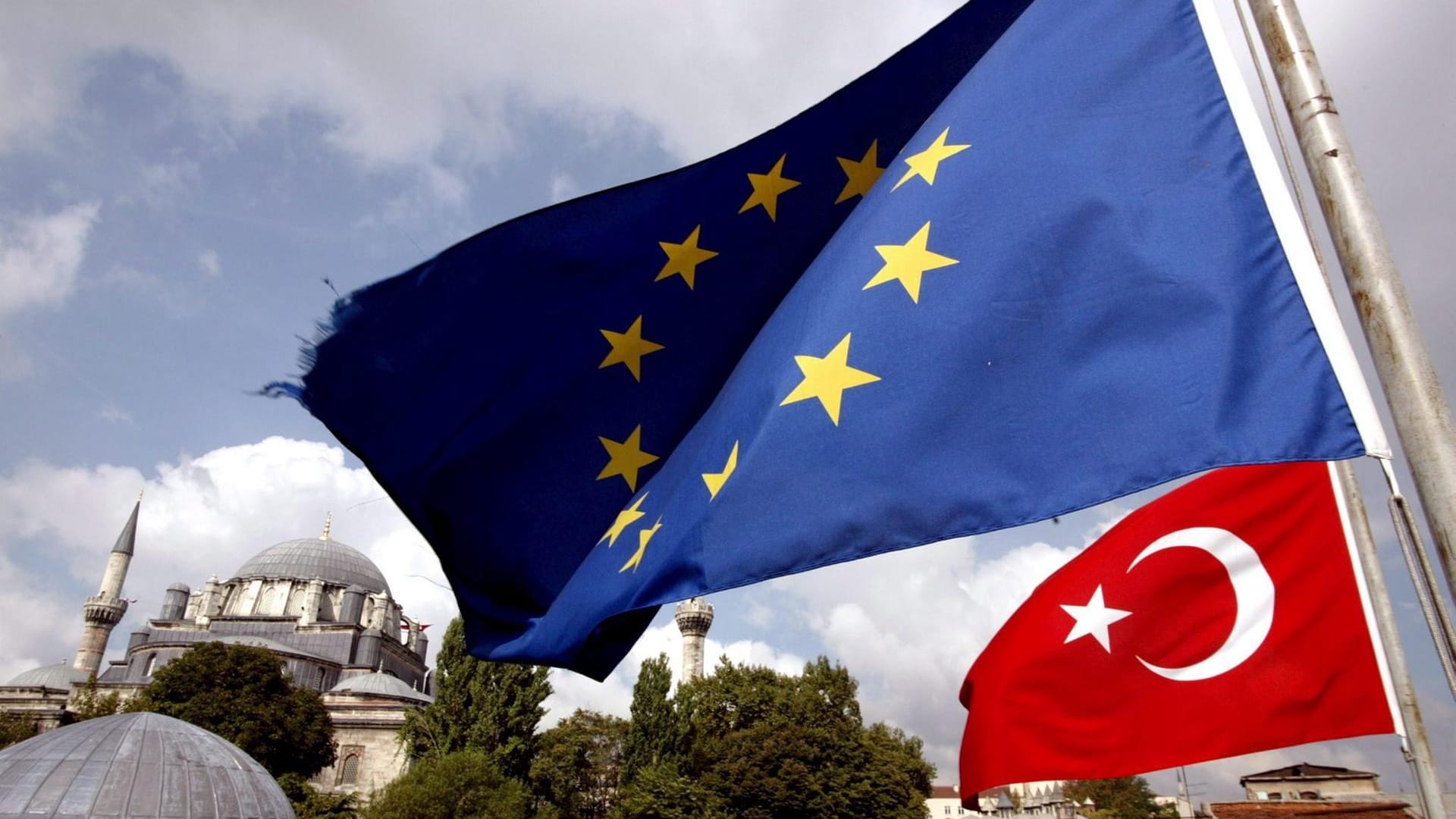 Das EU-Parlament drängt mit dem Votum die EU-Kommission zum Handeln. Allerdings nur dann, wenn die umstrittene Verfassungsreform in der Türkei in Kraft tritt. Davon ist aber auszugehen. Das EU-Parlament drängt mit dem Votum die EU-Kommission zum Handeln. Allerdings nur dann, wenn die umstrittene Verfassungsreform in der Türkei in Kraft tritt. Davon ist aber auszugehen.