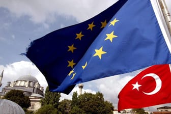 Das EU-Parlament drängt mit dem Votum die EU-Kommission zum Handeln. Allerdings nur dann, wenn die umstrittene Verfassungsreform in der Türkei in Kraft tritt. Davon ist aber auszugehen.