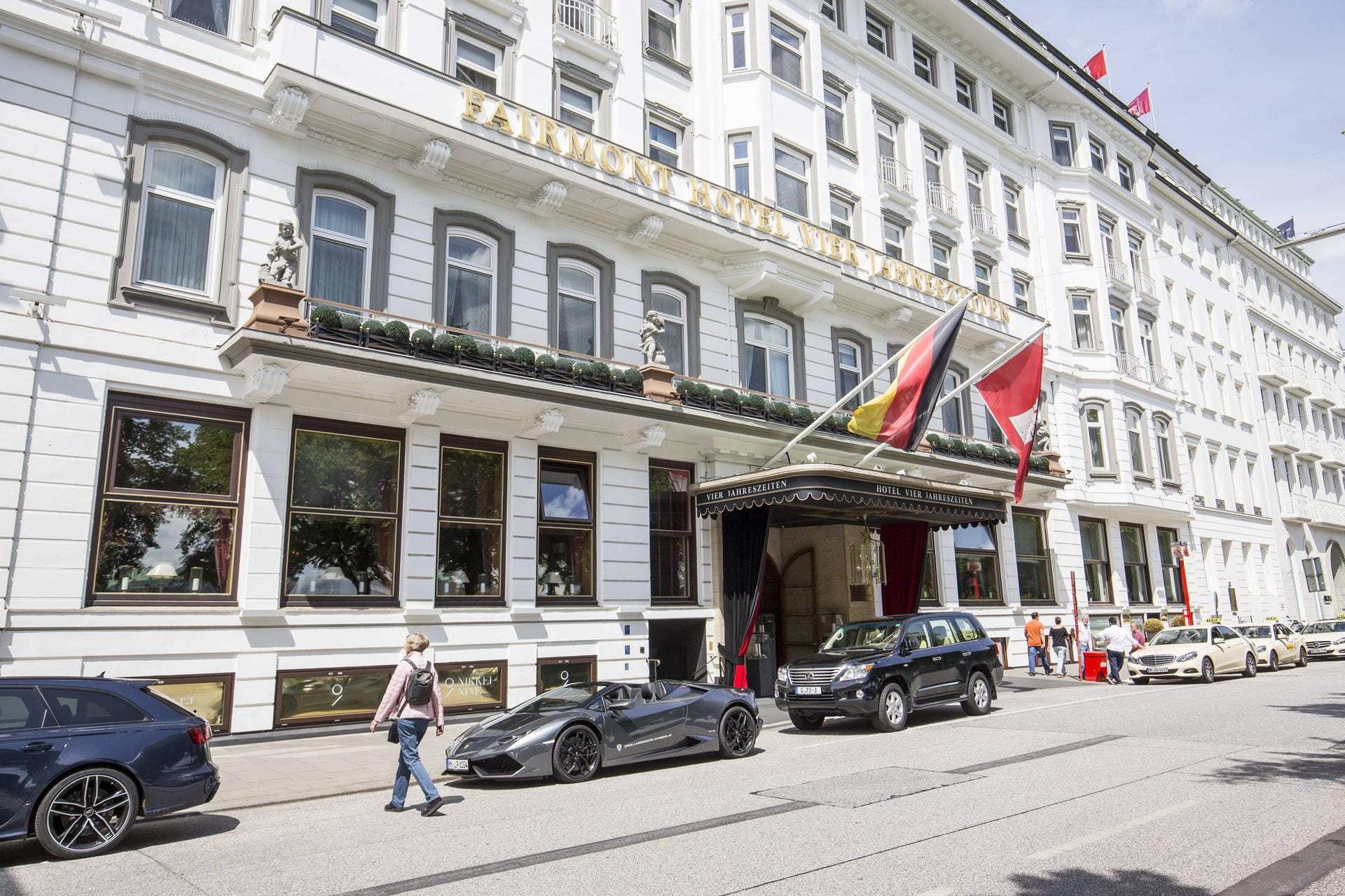 Das Hotel Vier Jahreszeiten in Hamburg. Saudi-Arabiens König Salman sollte hier während des G20-Gipfels übernachten.