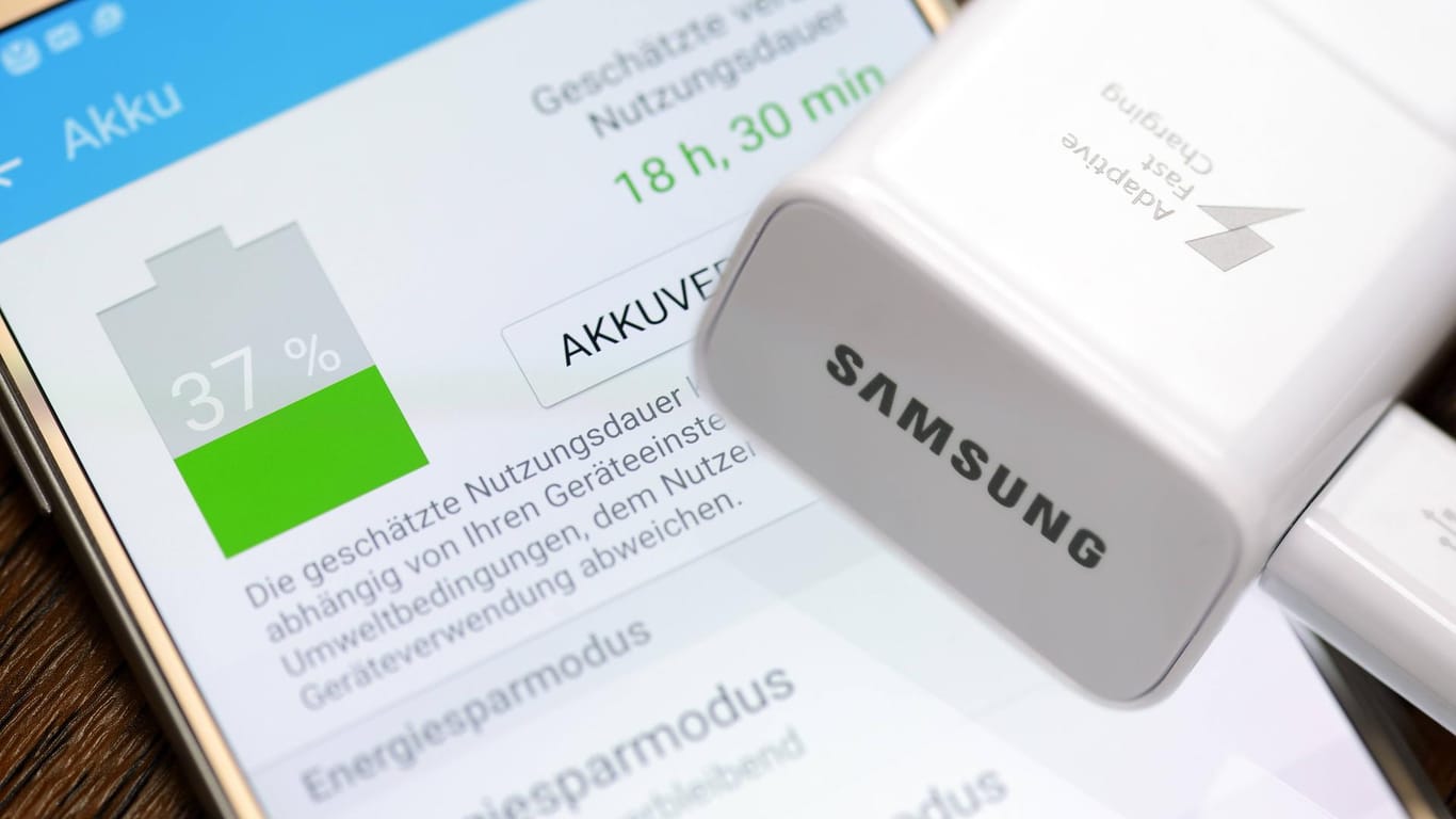 Samsung Galaxy Smartphone mit Ladegerät und Akkustandsanzeige (Symbolfoto)
