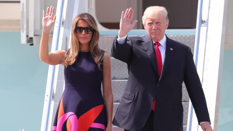 US-Präsident Donald Trump und seine Ehefrau Melania grüßen nach der Landung in Hamburg.