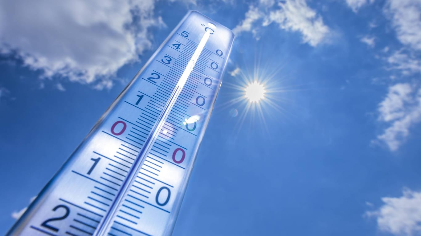 Sommerliche Hitze mit sehr hohen Temperaturen über 30 Grad Celsius stellt eine starke Belastung für den gesamten Körper dar.