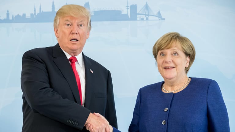 Handshake von Merkel und Trump vor ihrem Treffen im Hotel Atlantic in Hamburg.