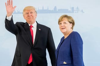 Bundeskanzlerin Angela Merkel begrüßt in Hamburg vor Beginn des G20-Gipfels US-Präsident Donald Trump.