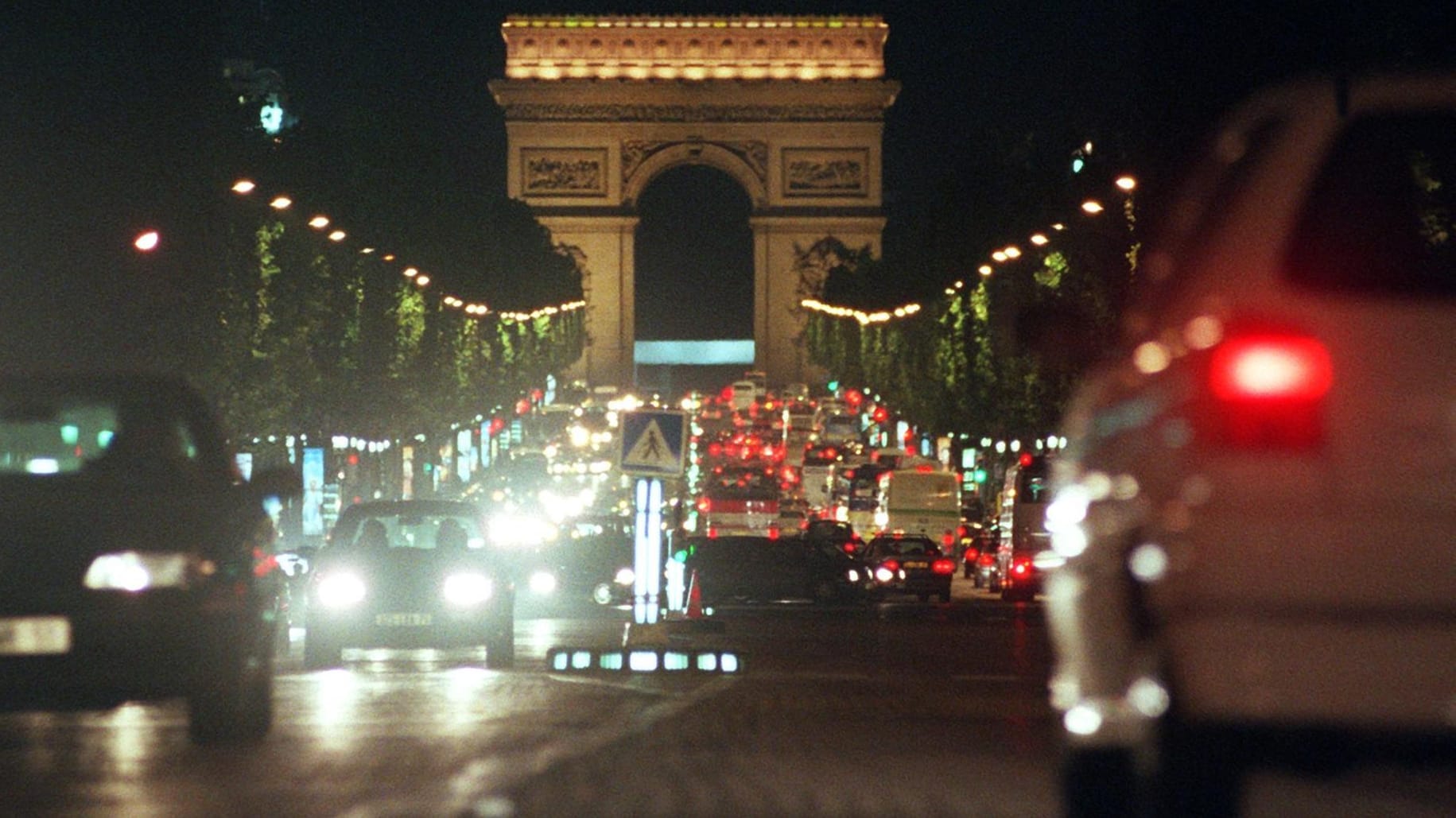 In Frankreich sollen reine Diesel und Benziner nur noch bis zum Jahr 2040 verkauft werden dürfen. In Frankreich sollen reine Diesel und Benziner nur noch bis zum Jahr 2040 verkauft werden dürfen.
