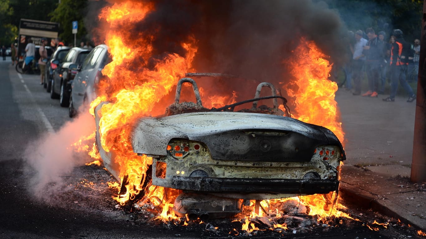 Ein Auto brennt am Rande der Demonstration "G20 Welcome to hell" gegen den G20-Gipfel in Hamburg.