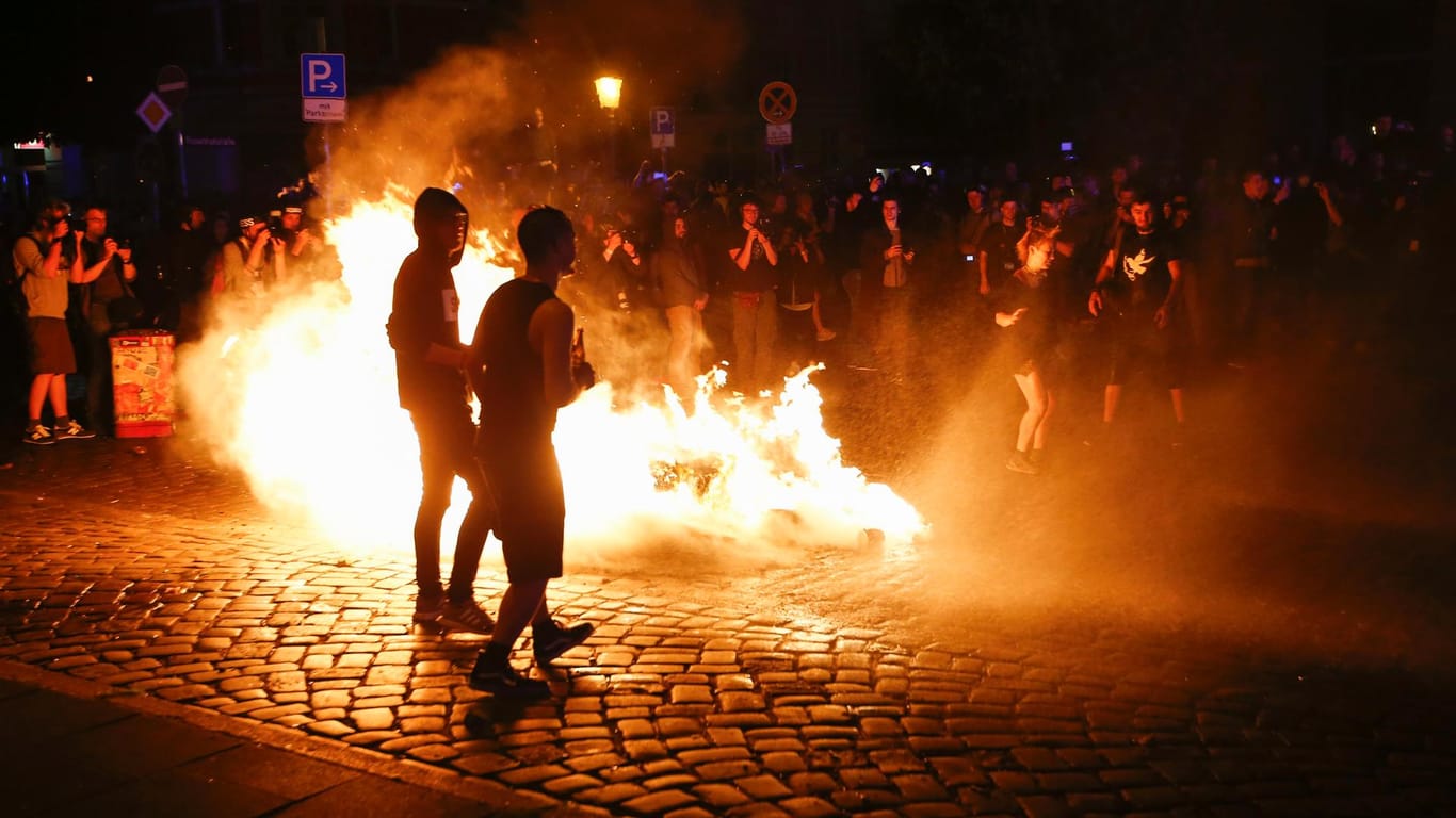Demonstranten errichten eine brennende Barrikade beim G20-Protest in Hamburg.