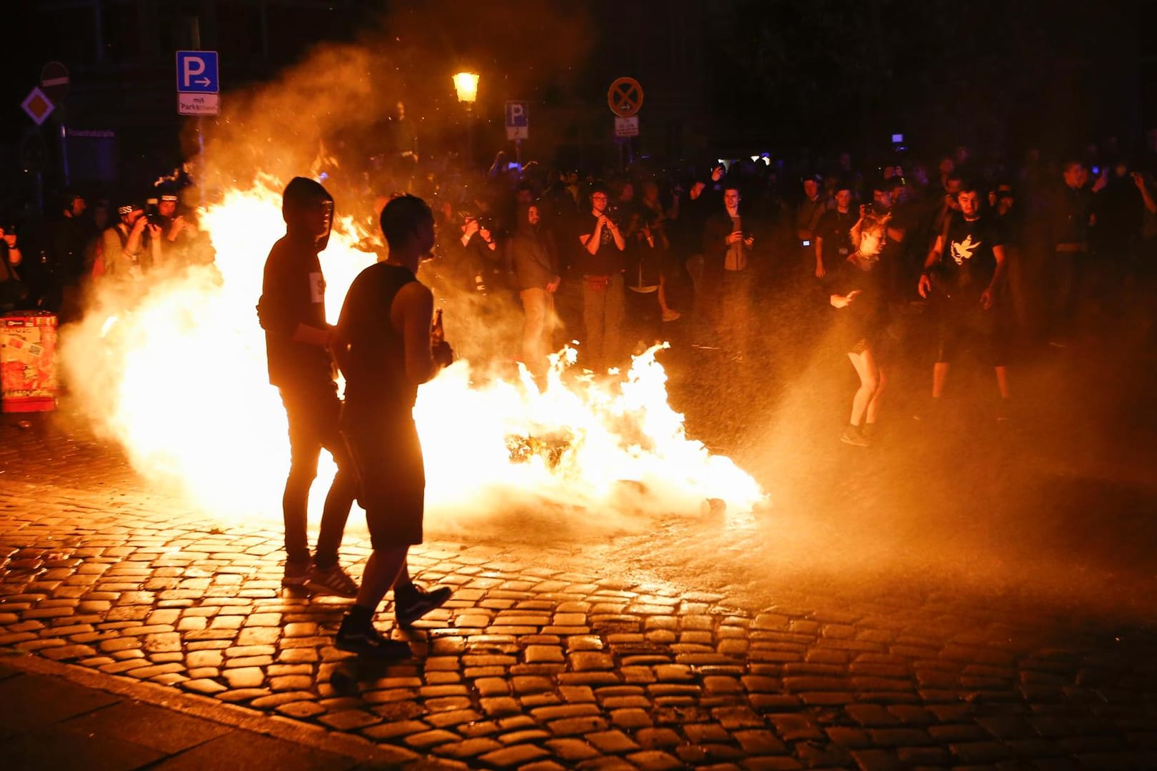 Demonstranten errichten eine brennende Barrikade beim G20-Protest in Hamburg.