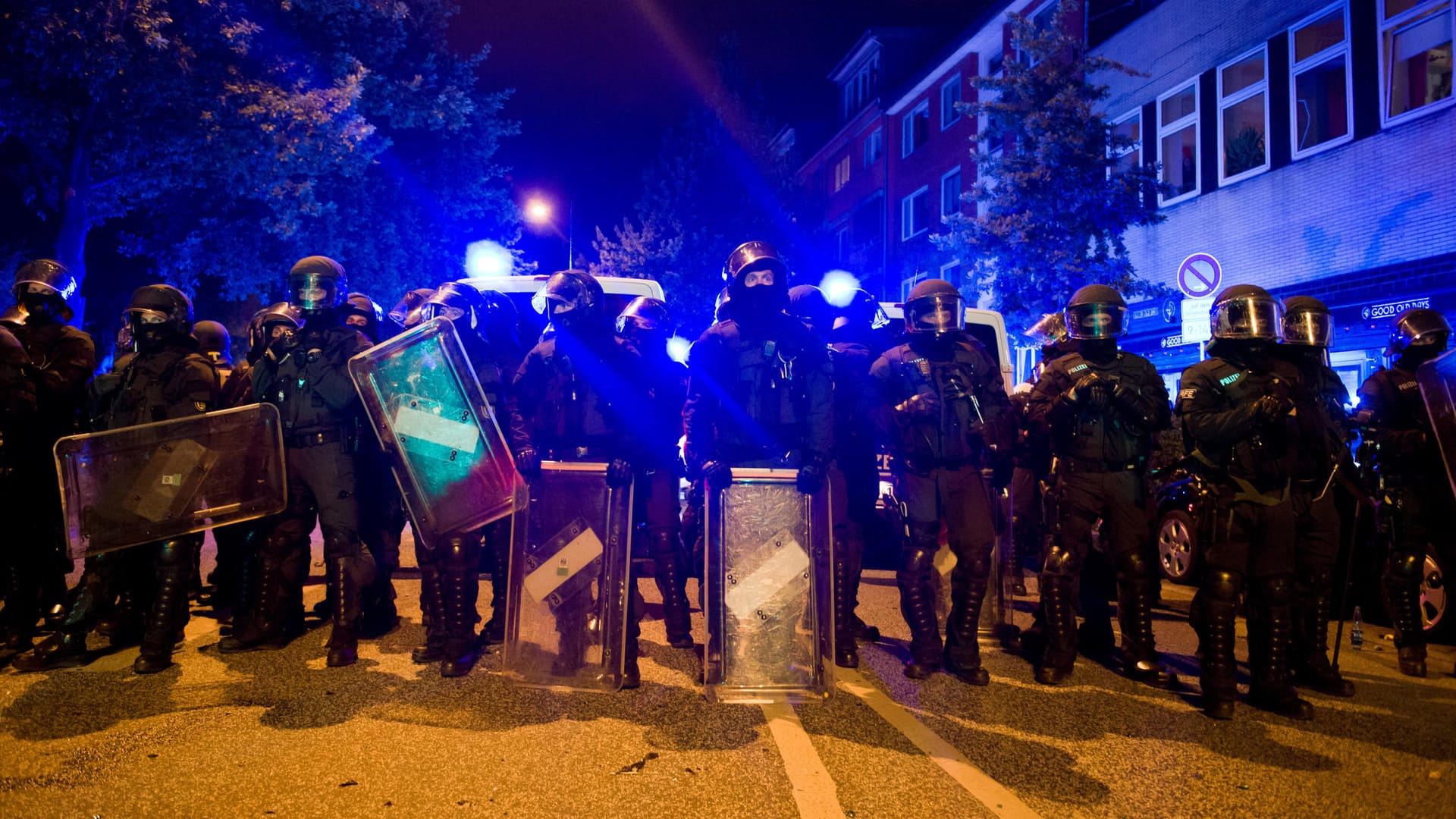 Polizisten sperren in Hamburg eine Straße.