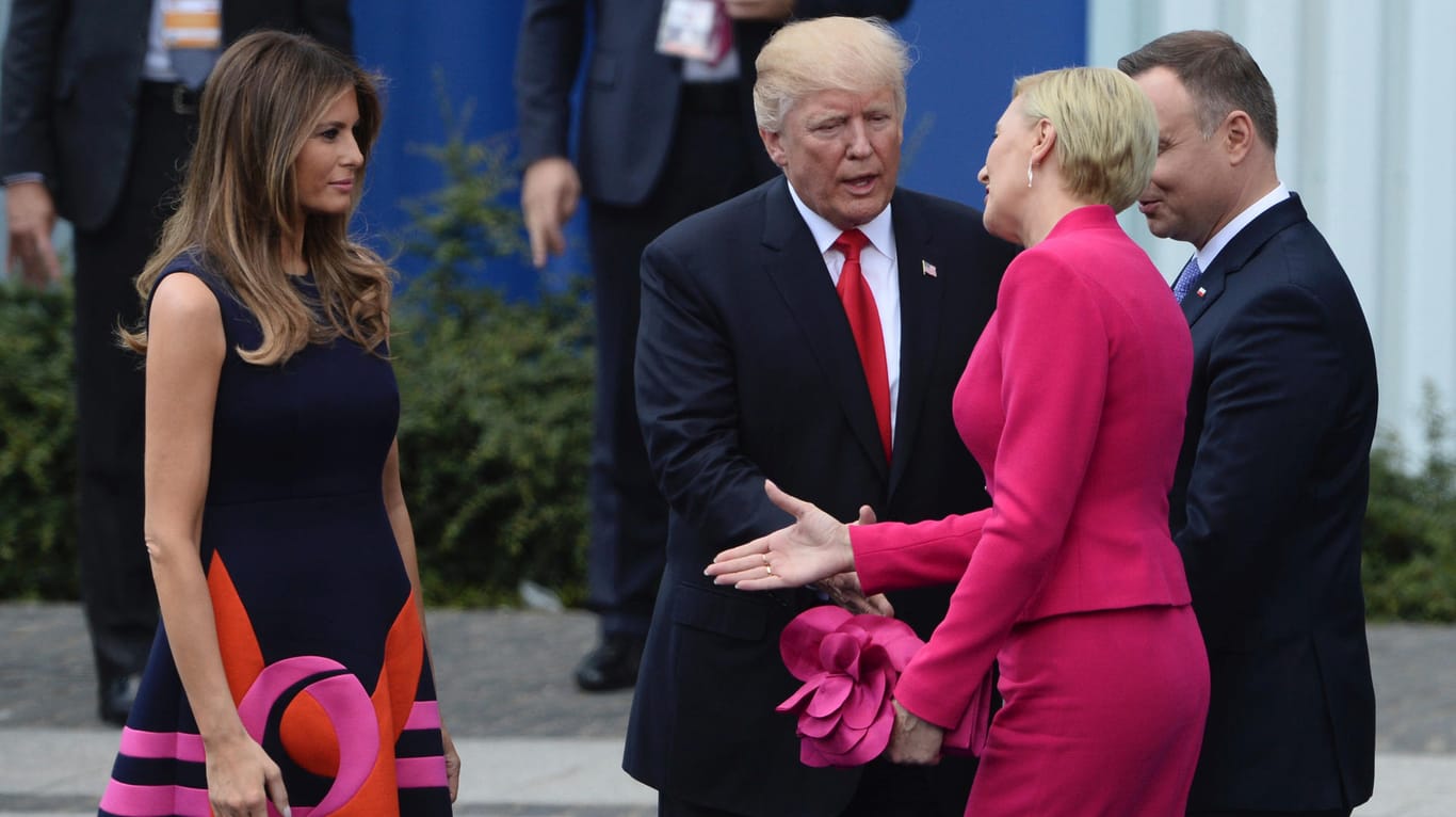Polens First Lady Agata Kornhauser-Duda ignoriert Donald Trumps ausgestreckte Hand und begrüßt stattdessen Melania Trump.