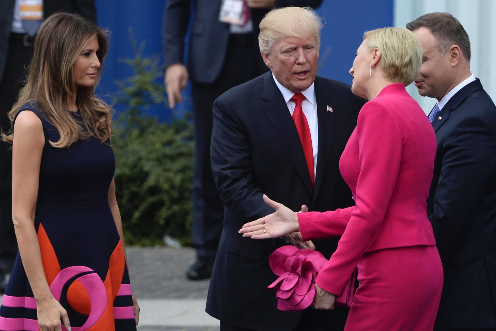 Polens First Lady Agata Kornhauser-Duda ignoriert Donald Trumps ausgestreckte Hand und begrüßt stattdessen Melania Trump.
