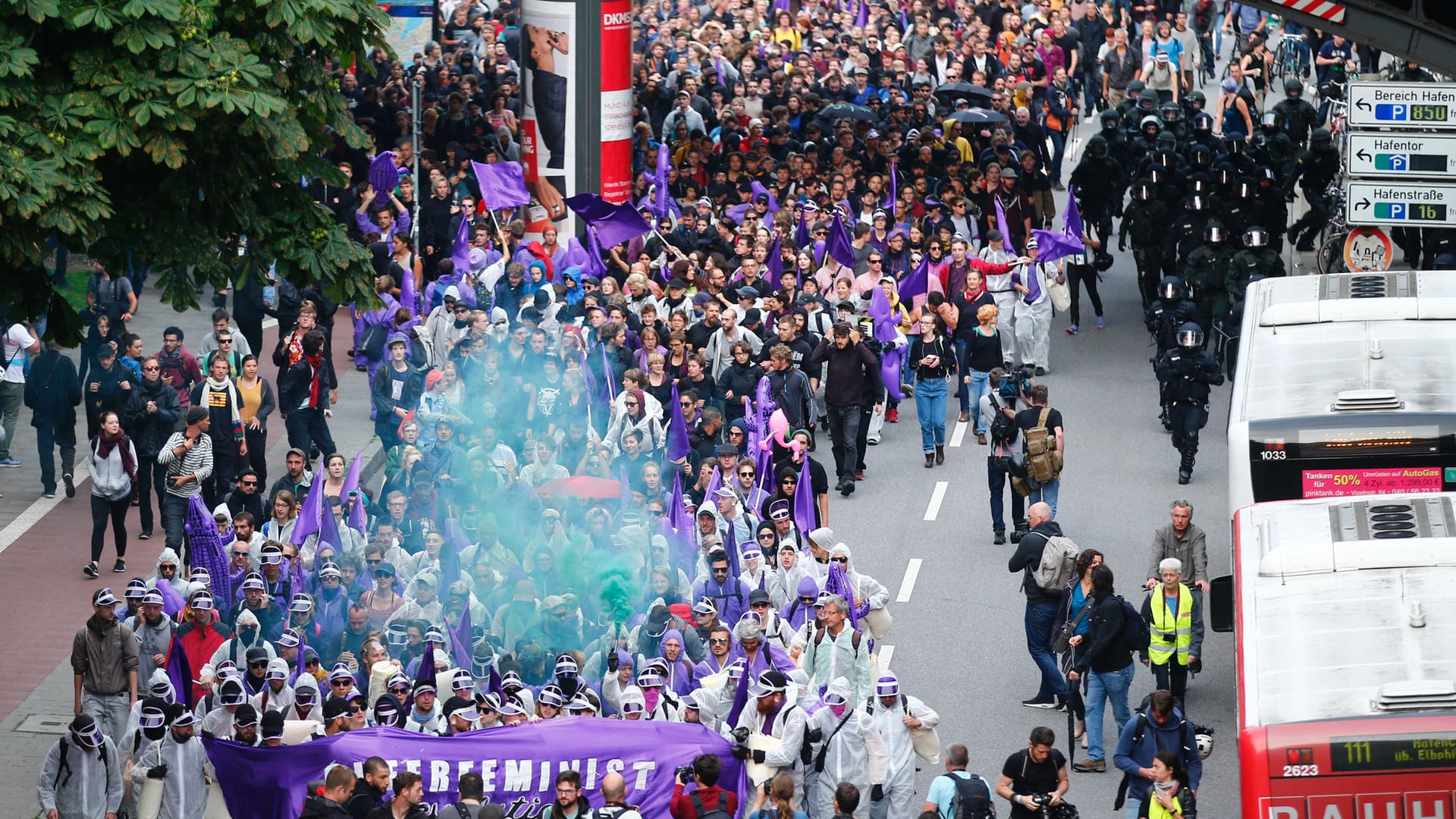 Zum Start des G20-Gipfels demonstrieren wieder mehr als 1000 Menschen gegen das Treffen.