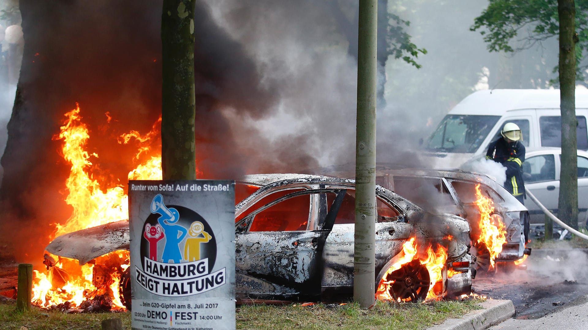 In mehreren Stadtteilen Hamburgs wurden Autos in Brand gesetzt, darunter auch ein Polzeiwagen.