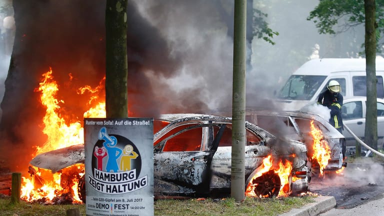 In mehreren Stadtteilen Hamburgs wurden Autos in Brand gesetzt, darunter auch ein Polzeiwagen.