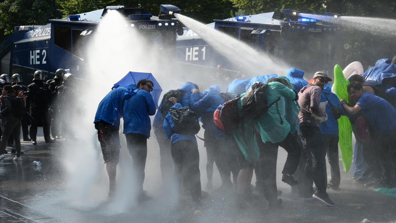 Die Polizei räumt eine Sitzblockade von Demonstranten im Schanzenviertel in Hamburg, u.a. auch mit Wasserwerfern.