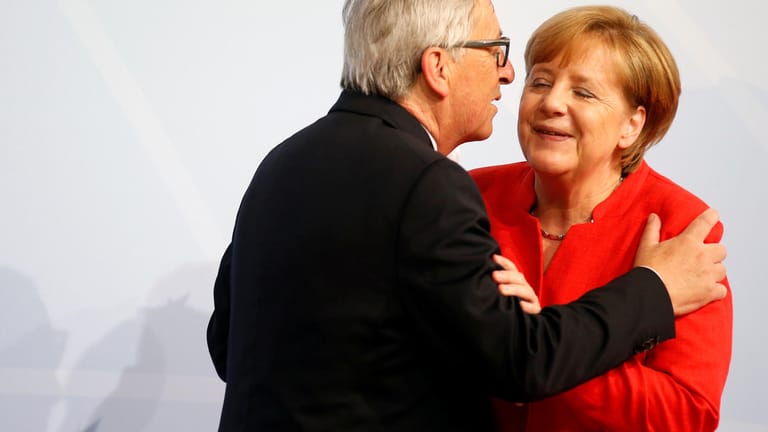 Angela Merkel begrüßt EU-Kommissionschef Jean-Claude Juncker herzlich beim G20-Gipfel in Hamburg.