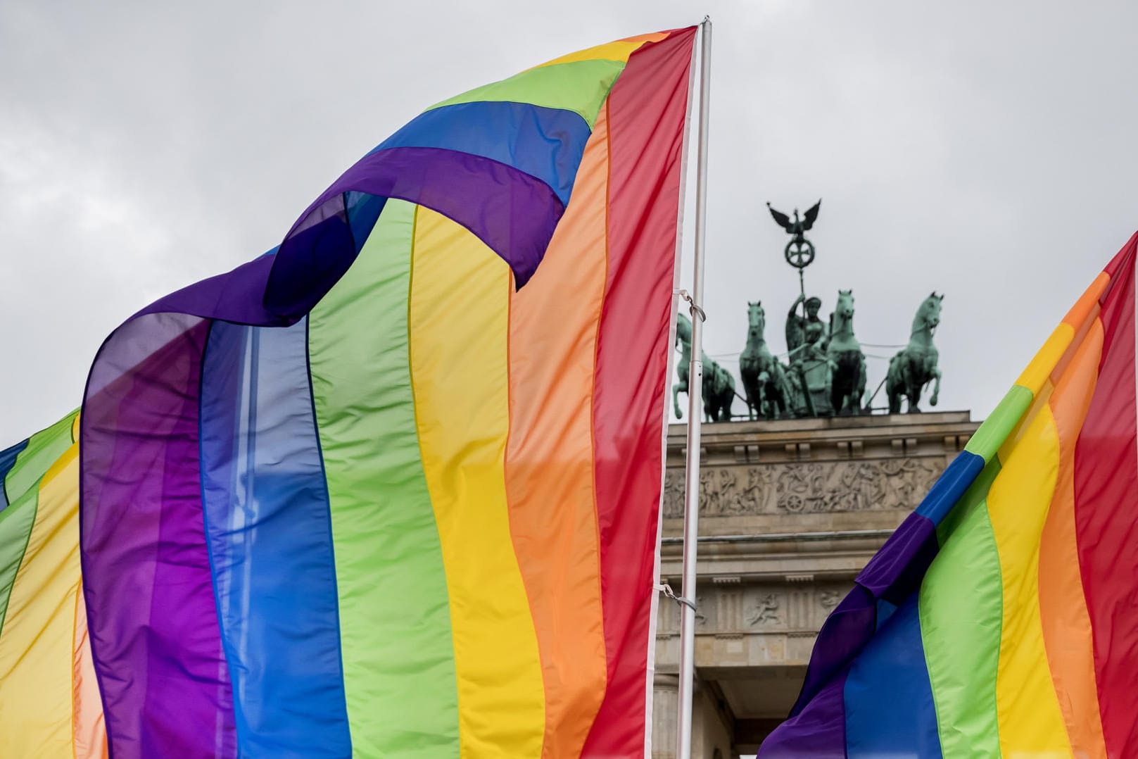 Die Ehe für alle hat die letzte parlamentarische Hürde im Bundesrat genommen.