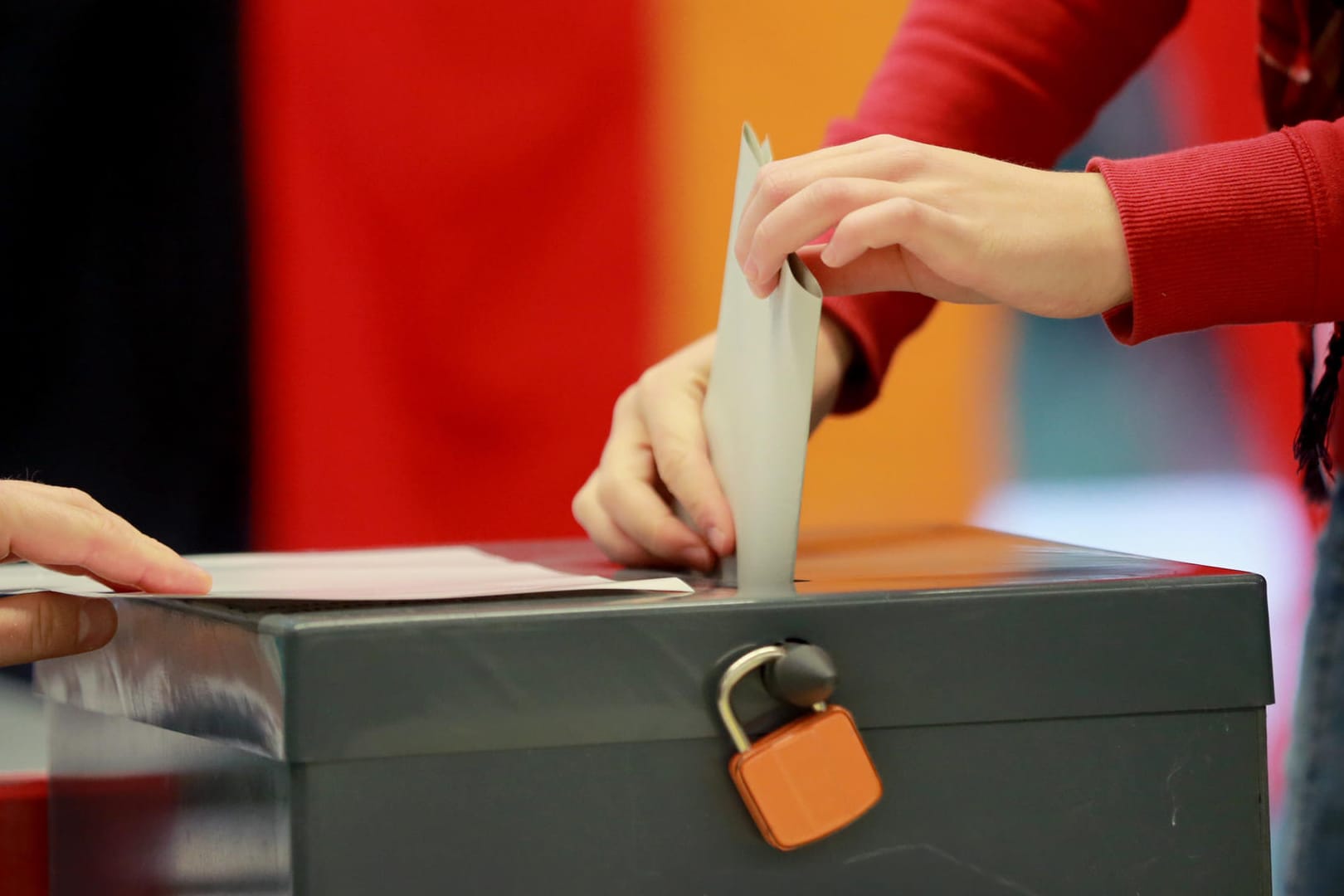 Eine Wählerin wirft ihren Wahlzettel zur Bundestagswahl in die Urne.
