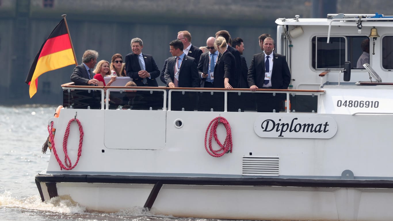 Teil des Partnerprogramms für die Ehepartner der G20-Staats- und Regierungschefs war eine Bootsfahrt durch den Hamburger Hafen.