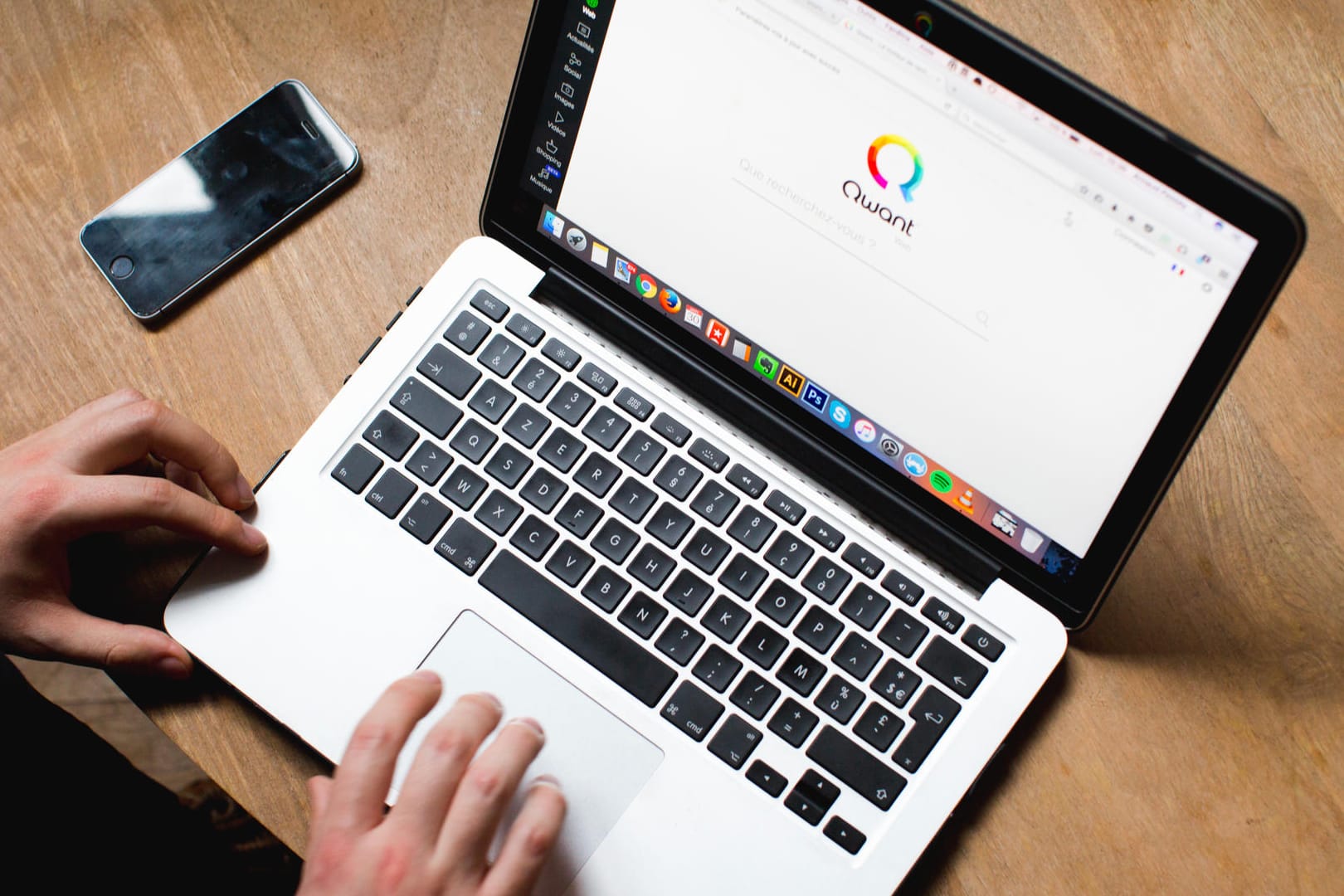 Ein Notebook mit Qwant im Display