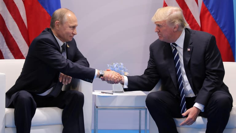 Russlands Präsident Wladimir Putin und US-Präsident Donald Trump reichen sich zu Beginn ihres Treffens die Hand.