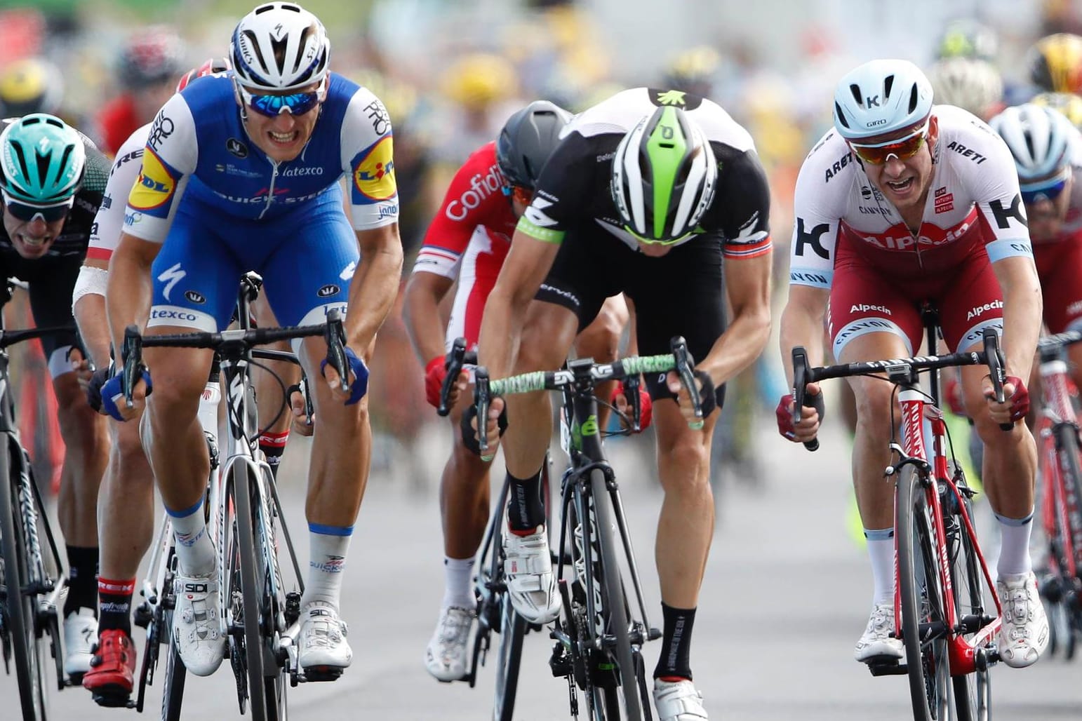 Marcel Kittel (2.v.l. im blauen Trikot) sichert sich den Sieg in einem spannenden Foto-Finish.